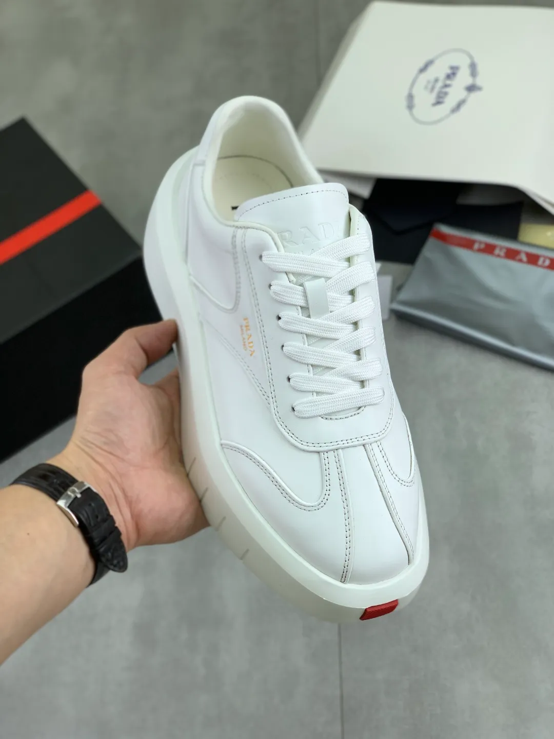 Men's shoes 💰P600💰[New model] The top version is available on the official website, 🆘 The trendy brand (Prada) mainly promotes the popular model, avant-garde and versatile fashionable men's shoes, private version mold opening, cowhide surface splicing 1:1.. Fashionable and simple, original imported cowhide lining cowhide feet; the atmosphere and personality are more fashionable, eye-catching and pursuing class. It will subvert the old idea and be a must-have for fashion trendsetters with you! Must keep it for yourself! Tall and comfortable, large and low, high-end quality workmanship. The new high-end outsole on the official website. Size: 38-45. Available in black and white.